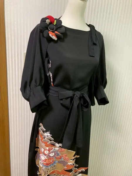 黒のパフスリーブワンピース 肩に花飾り 留袖リメイク